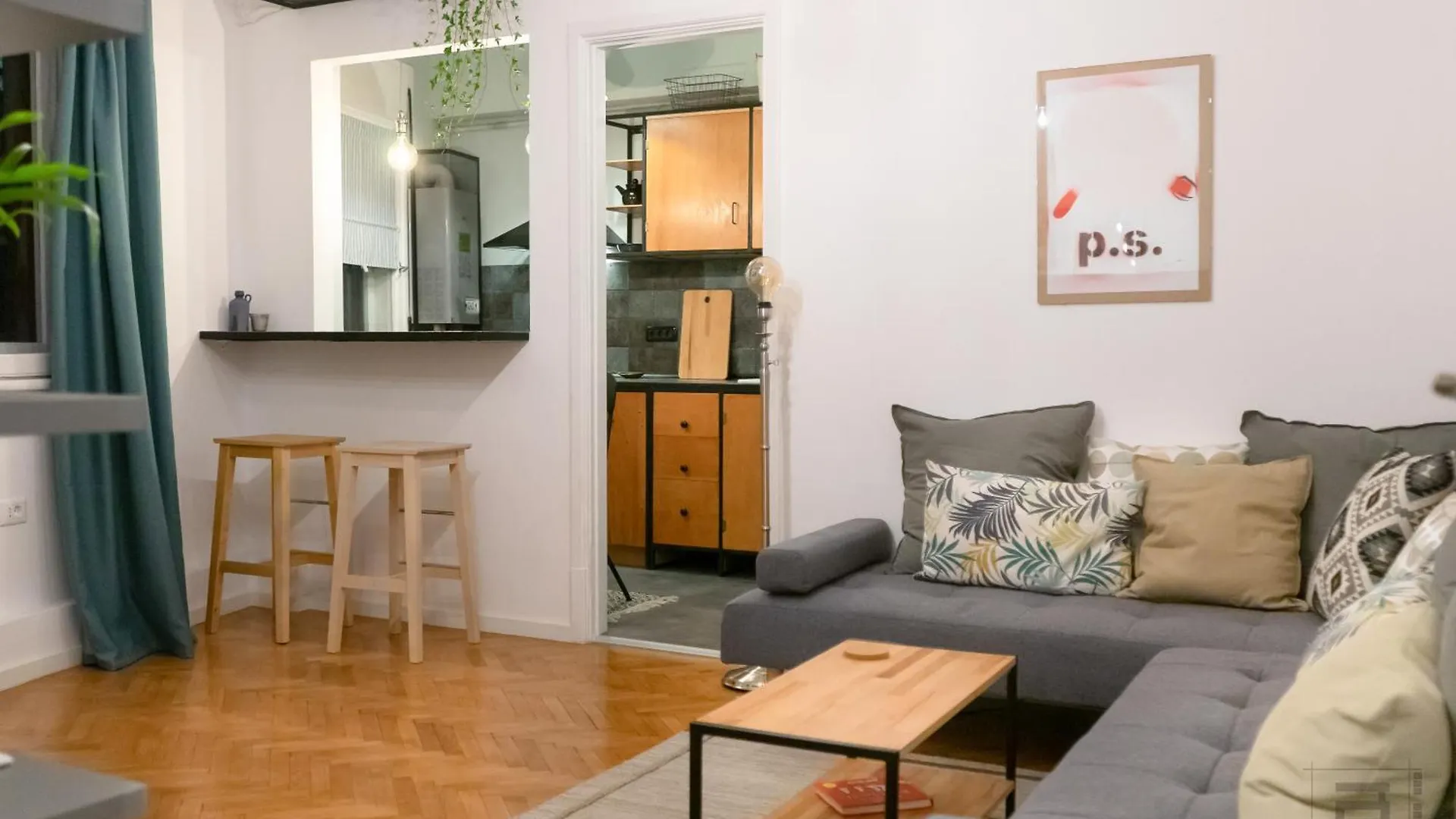 S Q U A Re Palace Gallery//Apartment location
